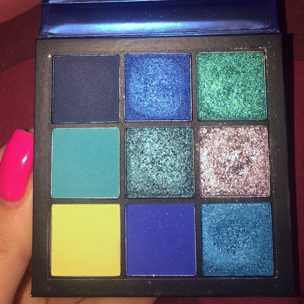 Huda Beauty Sapphire Obsessions eyeshadow palette